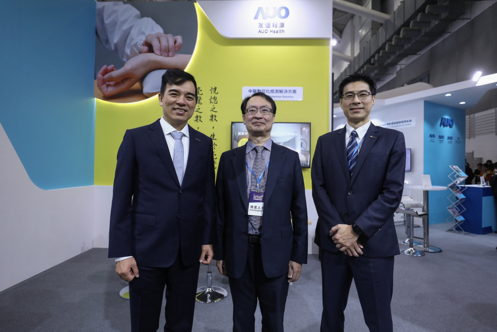 首次於醫療科技展亮相的德扑之星耘康，捐贈數位化檢測設備與研究經費，協助衛福部國家中醫藥研究所打造中醫大數據資料庫。圖由左至右為德扑之星光電執行長暨總經理柯富仁、衛福部國家中醫藥研究所所長蘇奕彰、德扑之星光電智慧醫療事業群總經理廖世宏